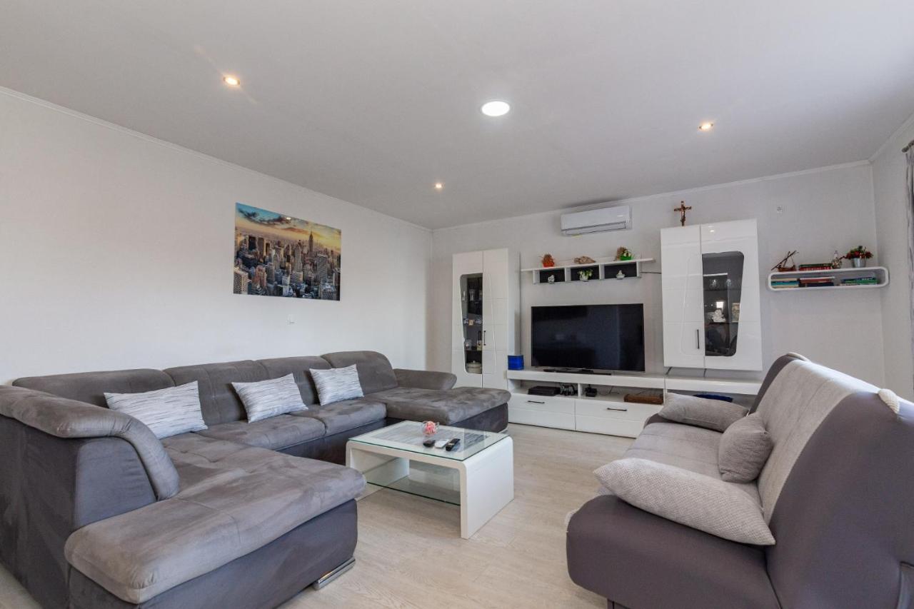 Navis Sea View Apartment With Pool Makarska Buitenkant foto