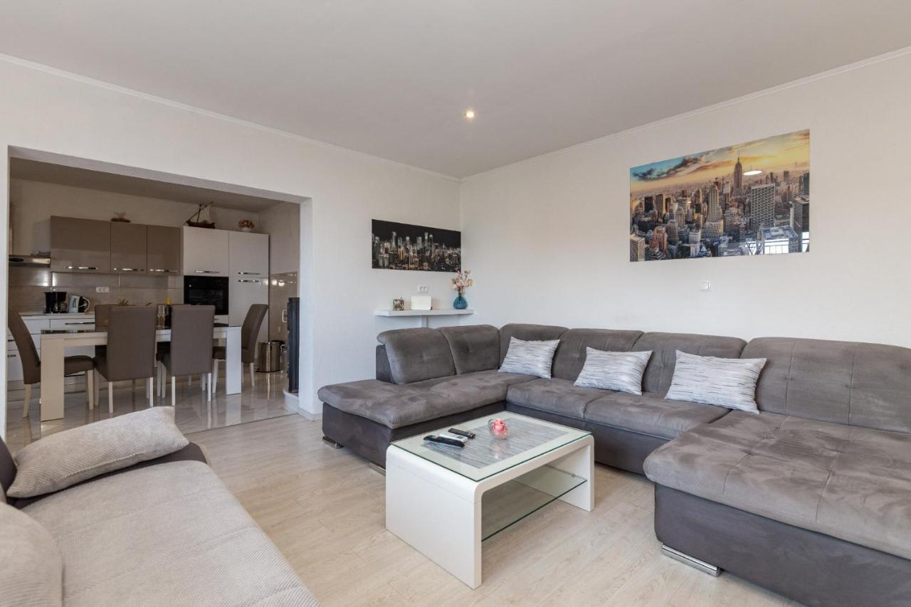 Navis Sea View Apartment With Pool Makarska Buitenkant foto